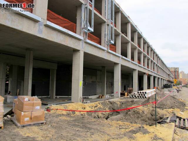 Foto zur News: Baufortschritte am Paddock-Gebäude, in dem Teams, Medien und VIP-Gäste untergebracht werden sollen.