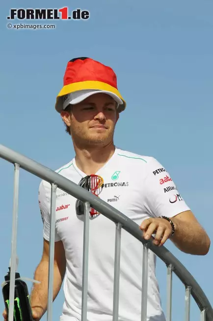 Nico Rosberg (Mercedes) fieberte mit der deutschen Nationalmannschaft, die den EM-Auftakt gegen Portugal mit 1:0 gewann Foto zur News: Nico Rosberg (Mercedes) fieberte mit der deutschen Nationalmannschaft, die den EM-Auftakt gegen Portugal mit 1:0 gewann