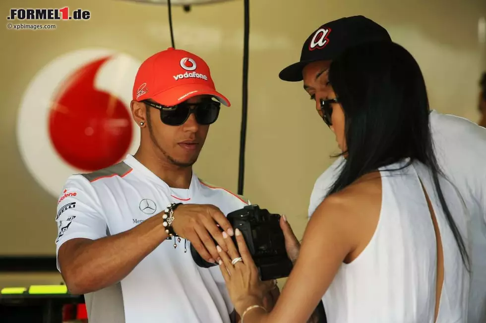 Lewis Hamilton (McLaren) erklärt Nicole Scherzinger, wie Sie ihn während des Rennens am besten fotografieren kann Foto zur News: Lewis Hamilton (McLaren) erklärt Nicole Scherzinger, wie Sie ihn während des Rennens am besten fotografieren kann