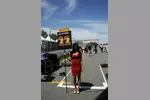 Foto zur News: Gridgirl von Pedro de la Rosa (HRT)