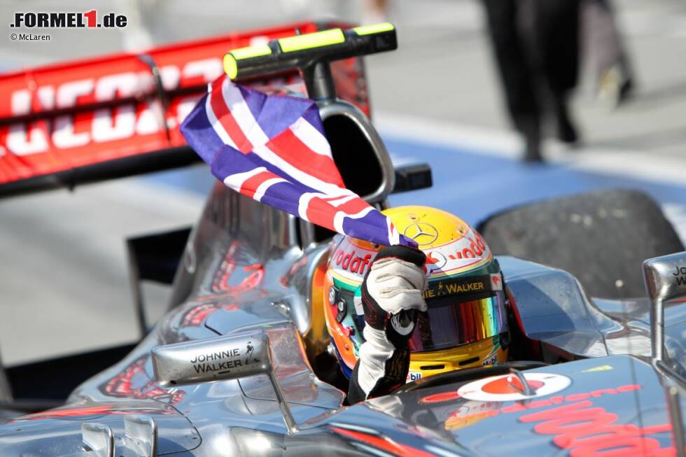 Foto zur News: Lewis Hamilton (McLaren) feiert seinen Sieg mit dem Union Jack