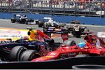 Gallerie: Mark Webber (Red Bull) und Fernando Alonso (Ferrari) kämpfen um die bessere Position.