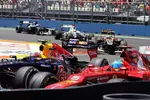 Gallerie: Mark Webber (Red Bull) und Fernando Alonso (Ferrari) kämpfen um die bessere Position.