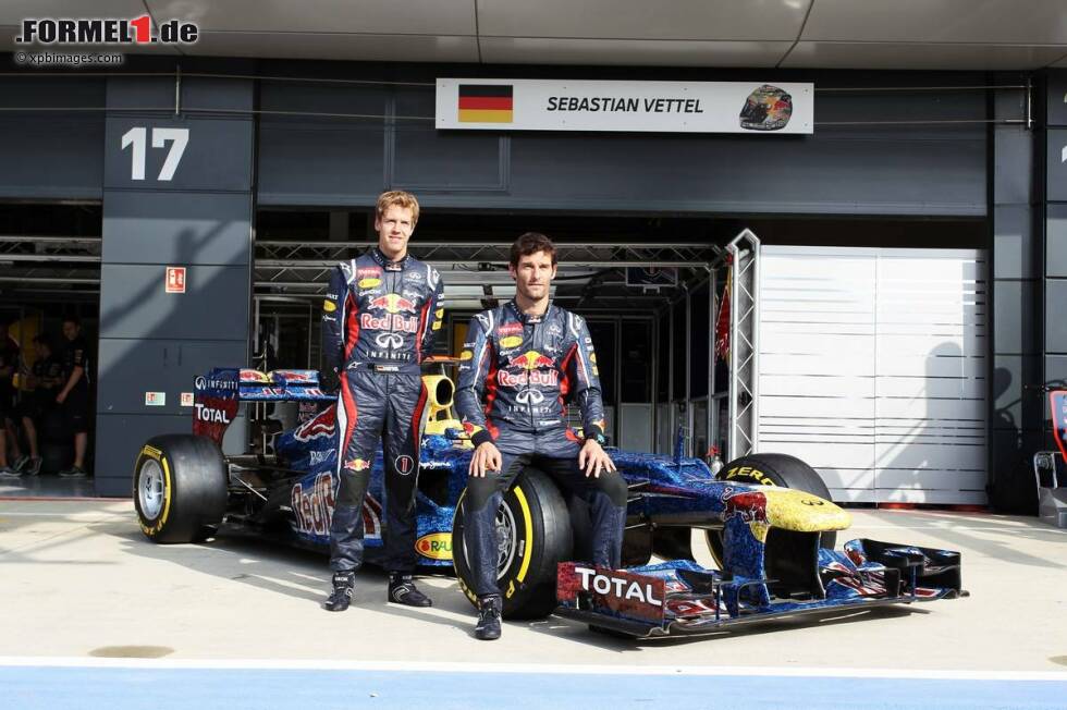 Foto zur News: Faces for Charity: Sebastian Vettel und Mark Webber präsentieren die Lackierung für Silverstone. Fans konnten für einen guten Zweck ihr Foto auf dem Auto verewigen.