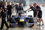 Foto zur News: Mark Webber (Red Bull) und seine Jungs standen und saßen am Freitag in Silverstone im Regen.