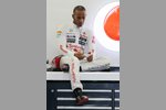 Gallerie: Lewis Hamilton (McLaren) spielt angesichts des Regens mit dem Handy rum