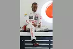 Gallerie: Lewis Hamilton (McLaren) spielt angesichts des Regens mit dem Handy rum