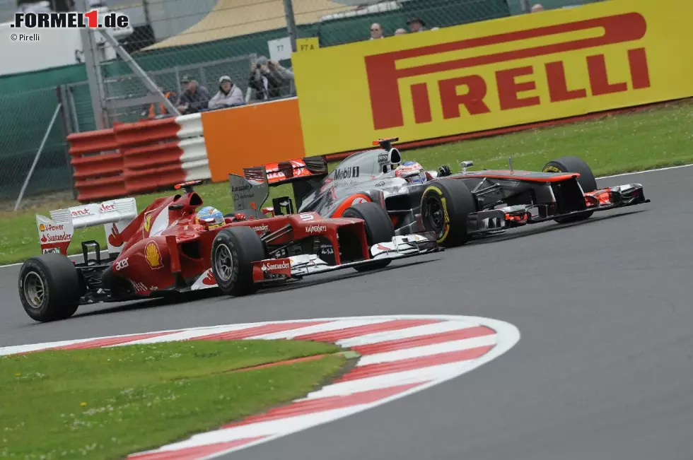 Foto zur News: Fernando Alonso (Ferrari) und Jenson Button (McLaren)