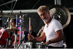 Foto zur News: Eddie Jordan rockt das Post-Race-Konzert am Schlagzeug