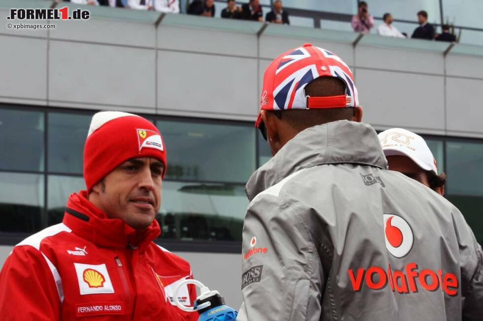 Foto zur News: Fernando Alonso (Ferrari) und Lewis Hamilton (McLaren)