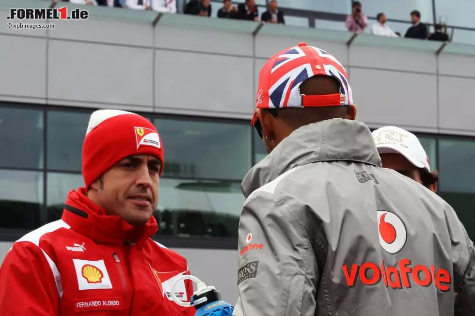 Foto zur News: Fernando Alonso (Ferrari) und Lewis Hamilton (McLaren)