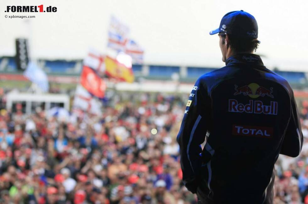 Foto zur News: Sieger Mark Webber (Red Bull) genießt die Atmosphäre bei der Grand-Prix-Party nach dem Rennen