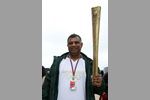 Foto zur News: Tony Fernandes mit der Olympischen Fackel