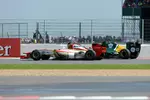 Gallerie: Narain Karthikeyan (HRT) im Zweikampf mit Heikki Kovalainen (Caterham)