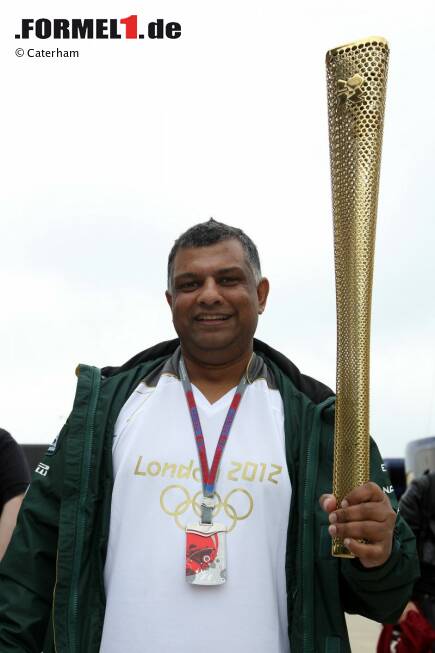 Foto zur News: Tony Fernandes mit der Olympischen Fackel