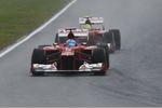 Foto zur News: Beinahe ein Auffahrunfall: Felipe Massa vor Fernando Alonso (Ferrari)