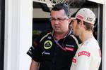 Foto zur News: Eric Boullier (Lotus-Teamchef) und Romain Grosjean (Lotus)