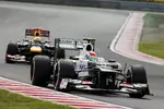 Foto zur News: Sergio Perez (Sauber) und Sebastian Vettel (Red Bull)