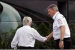 Foto zur News: Bernie Ecclestone (Formel-1-Chef) und Ross Brawn (Mercedes-Teamchef)