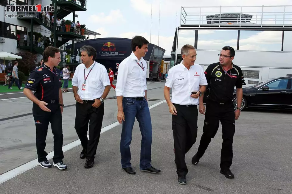 Christian Horner (Red-Bull-Teamchef), Martin Whitmarsh (Teamchef, McLaren), Eric Boullier (Lotus-Teamchef) und Bernie Ecclestone (Formel-1-Chef) Foto zur News: Christian Horner (Red-Bull-Teamchef), Martin Whitmarsh (Teamchef, McLaren), Eric Boullier (Lotus-Teamchef) und Bernie Ecclestone (Formel-1-Chef)