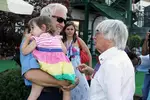 Foto zur News: Charlie Whiting (Technischer Delegierte der FIA) und Bernie Ecclestone (Formel-1-Chef)