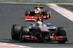 Foto zur News: Lewis Hamilton (McLaren) und Kimi Räikkönen (Lotus)