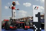 Foto zur News: Lewis Hamilton (McLaren) feiert seinen zweiten Saisonsieg