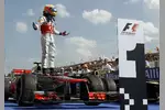 Foto zur News: Lewis Hamilton (McLaren) feiert seinen zweiten Saisonsieg