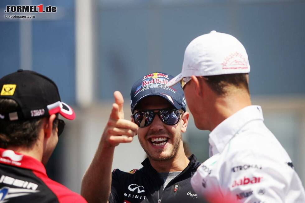 Foto zur News: Timo Glock (Marussia), Sebastian Vettel (Red Bull) und Michael Schumacher (Mercedes)