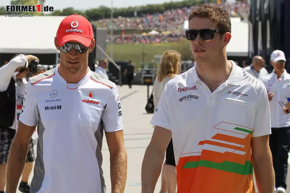 Foto zur News: Jenson Button (McLaren) und Paul di Resta (Force India)