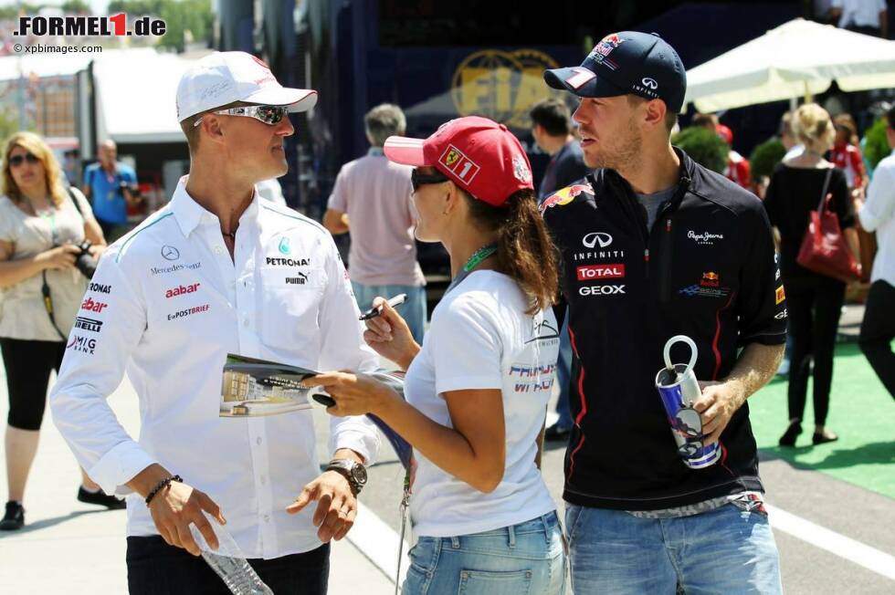 Foto zur News: Michael Schumacher (Mercedes) und Sebastian Vettel (Red Bull)