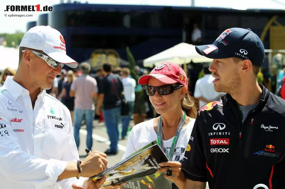 Foto zur News: Michael Schumacher (Mercedes) und Sebastian Vettel (Red Bull)