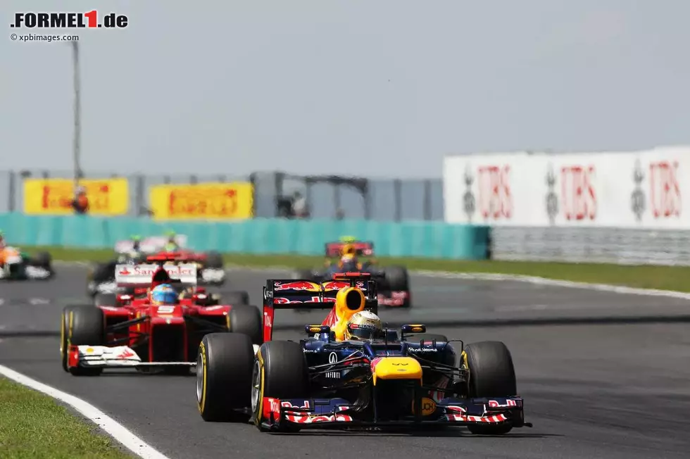 Foto zur News: Sebastian Vettel (Red Bull) und Fernando Alonso (Ferrari)