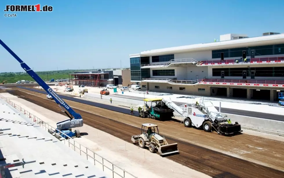 Komplettierung der ersten Schicht Asphalt des Circuit of The Americas in Austin (Texas/USA): Start- und Zielgerade Foto zur News: Komplettierung der ersten Schicht Asphalt des Circuit of The Americas in Austin (Texas/USA): Start- und Zielgerade
