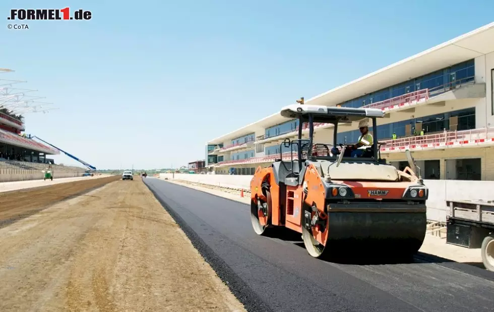 Komplettierung der ersten Schicht Asphalt des Circuit of The Americas in Austin (Texas/USA): Start- und Zielgerade Foto zur News: Komplettierung der ersten Schicht Asphalt des Circuit of The Americas in Austin (Texas/USA): Start- und Zielgerade