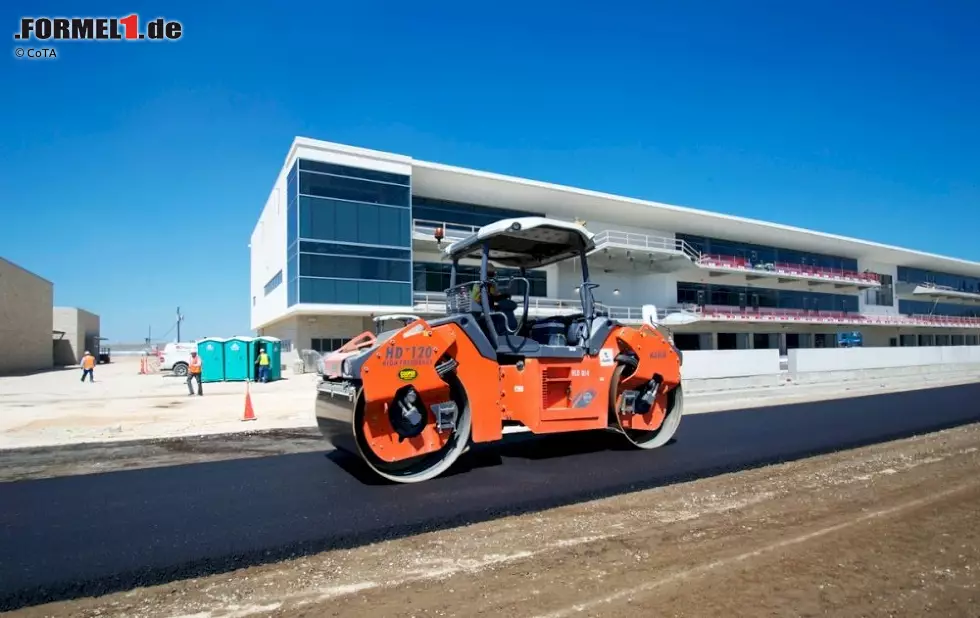 Komplettierung der ersten Schicht Asphalt des Circuit of The Americas in Austin (Texas/USA): Start- und Zielgerade Foto zur News: Komplettierung der ersten Schicht Asphalt des Circuit of The Americas in Austin (Texas/USA): Start- und Zielgerade
