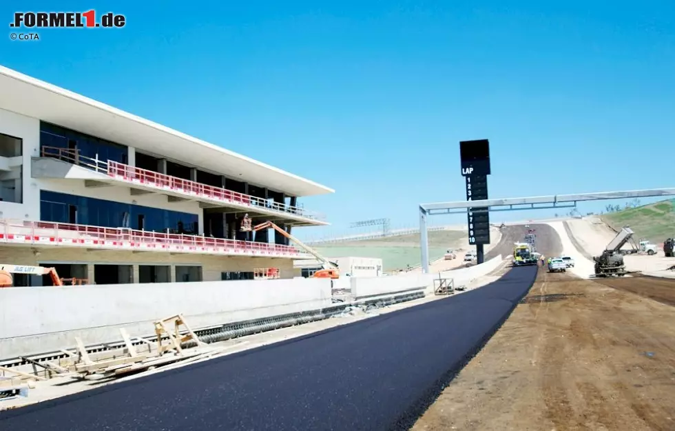 Komplettierung der ersten Schicht Asphalt des Circuit of The Americas in Austin (Texas/USA): Start- und Zielgerade Foto zur News: Komplettierung der ersten Schicht Asphalt des Circuit of The Americas in Austin (Texas/USA): Start- und Zielgerade