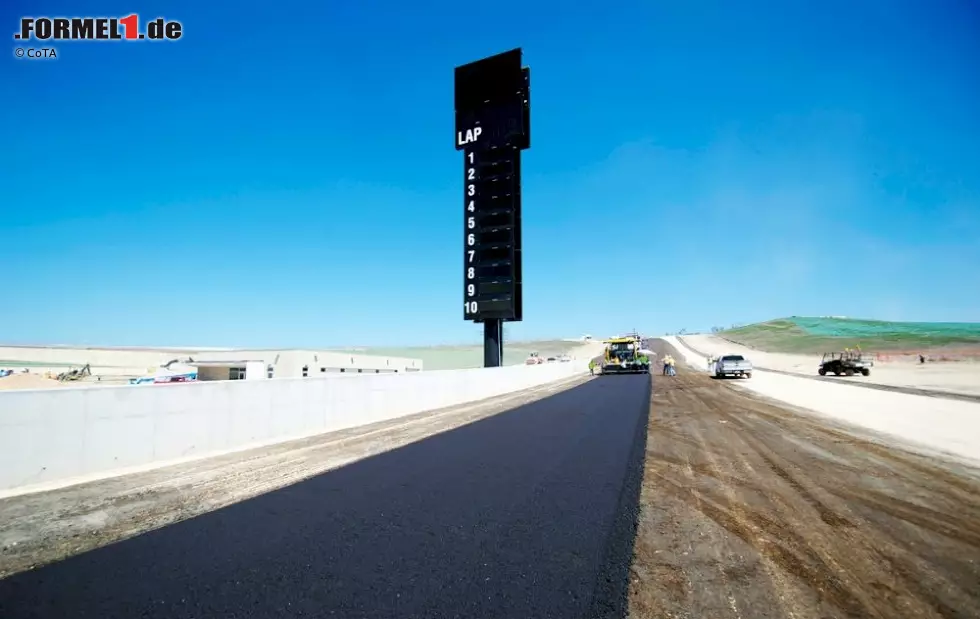 Komplettierung der ersten Schicht Asphalt des Circuit of The Americas in Austin (Texas/USA): Start- und Zielgerade Foto zur News: Komplettierung der ersten Schicht Asphalt des Circuit of The Americas in Austin (Texas/USA): Start- und Zielgerade