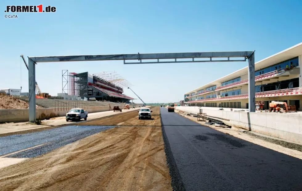 Komplettierung der ersten Schicht Asphalt des Circuit of The Americas in Austin (Texas/USA): Start- und Zielgerade mit Haupttribüne Foto zur News: Komplettierung der ersten Schicht Asphalt des Circuit of The Americas in Austin (Texas/USA): Start- und Zielgerade mit Haupttribüne
