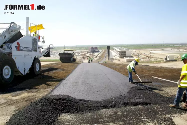 Komplettierung der ersten Schicht Asphalt des Circuit of The Americas in Austin (Texas/USA): Blick rückwärts aus der ersten Kurve Foto zur News: Komplettierung der ersten Schicht Asphalt des Circuit of The Americas in Austin (Texas/USA): Blick rückwärts aus der ersten Kurve