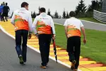 Foto zur News: Paul di Resta (Force India) besteigt die Eau Rouge