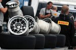 Foto zur News: Pirelli-Reifen werden auf die Felgen montiert