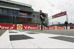 Foto zur News: Sebastian Vettel (Red Bull) überquert die Start- und Ziellinie