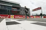 Foto zur News: Sebastian Vettel (Red Bull) überquert die Start- und Ziellinie