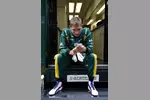 Foto zur News: Witali Petrow (Caterham) spielt mit seinem iPhone