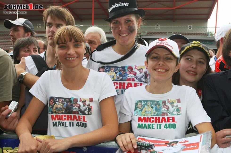 Foto zur News: Fans hoffen, dass Michael Schumacher (Mercedes) noch 100 Grands Prix anhängt