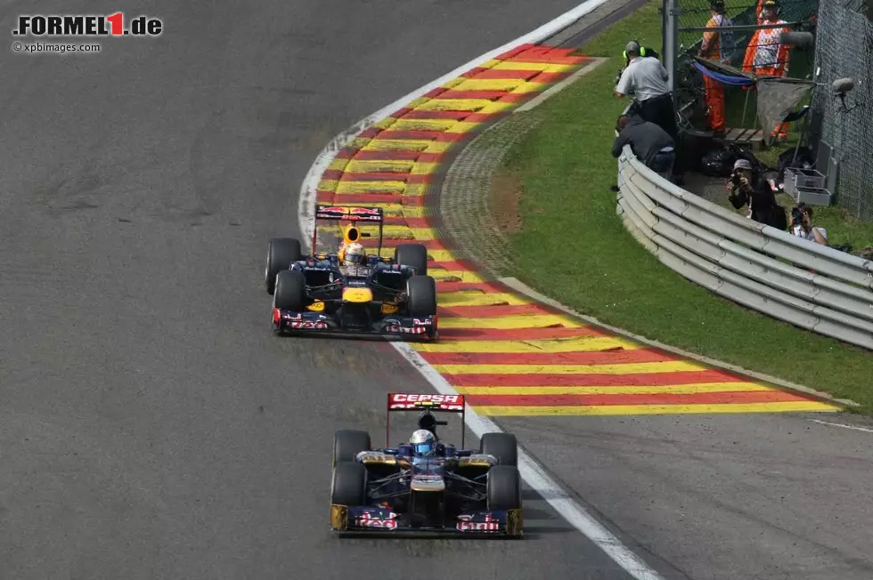 Foto zur News: Jean-Eric Vergne (Toro Rosso) und Sebastian Vettel (Red Bull)