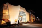 Gallerie: Das Sauber-Motorhome am Abend in Monza