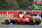 Foto zur News: Fernando Alonso (Ferrari) jubelt, während im Bildhintergrund das Auto von Sebastian Vettel (Red Bull) geborgen wird.