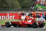 Gallerie: Fernando Alonso (Ferrari) jubelt, während im Bildhintergrund das Auto von Sebastian Vettel (Red Bull) geborgen wird.